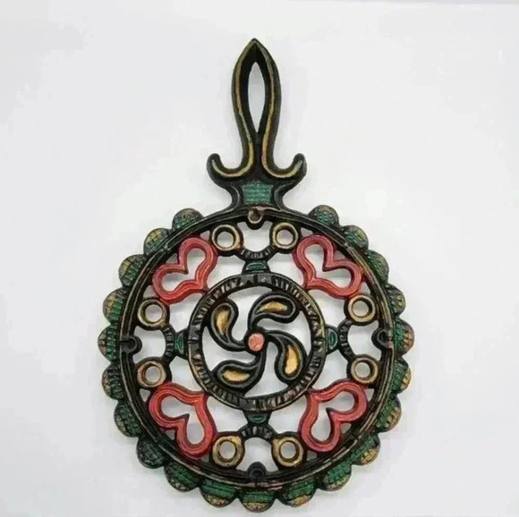 Vintage WILTON Cast Iron Painted Trivet W/ Feet Pot Holder Hot Plate Red Hearts - Picture 1 of 12